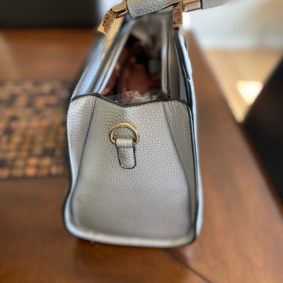 Brand new, beautiful silver purse with adjustable and detachable shoulder strap. - Picture 3 of 6